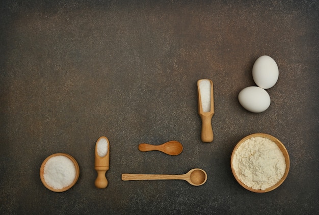 Ingredientes para hornear en la mesa.