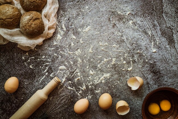 Los ingredientes para hornear pan y panecillos yacen sobre una mesa gris 4