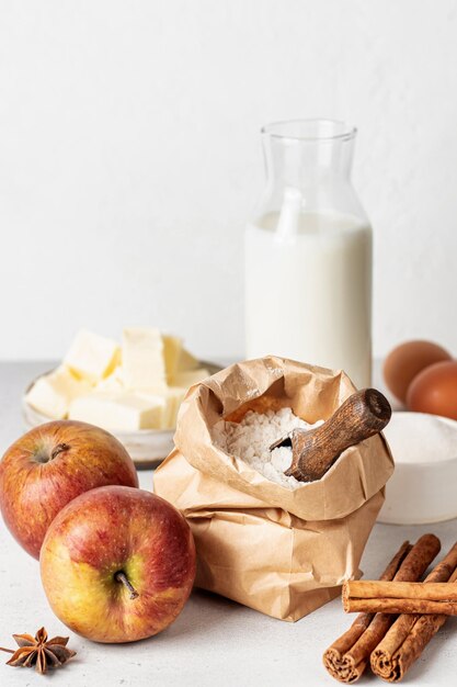 Ingredientes para hornear para pastel de manzana casero o harina de pastel huevos leche azúcar mantequilla y especias sobre fondo blanco