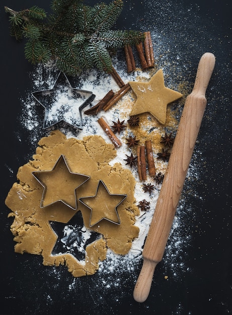 Ingredientes para hornear para la preparación de galletas de jengibre tradicionales de Navidad, negro