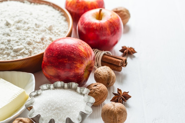 Ingredientes para hornear. Selección de pastel de otoño o muffins con manzanas y canela, enfoque selectivo.