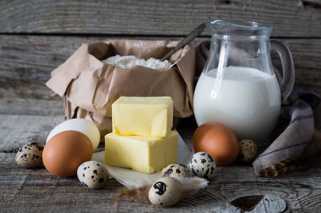 Foto ingredientes para hornear sobre fondo de madera rústica