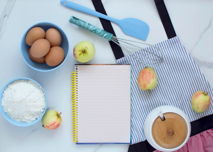 Foto ingredientes para hornear y utensilios de cocina sobre un fondo de mármol con espacio para copiar. una plantilla para recetas de cocina o su diseño. vista superior.