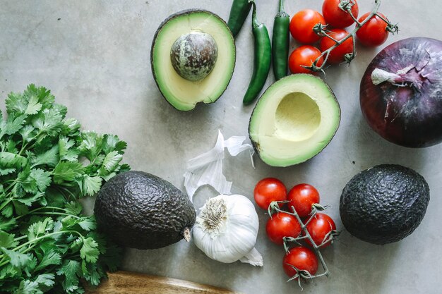 Ingredientes para una idea fresca de la receta de la fotografía del alimento del guacamole