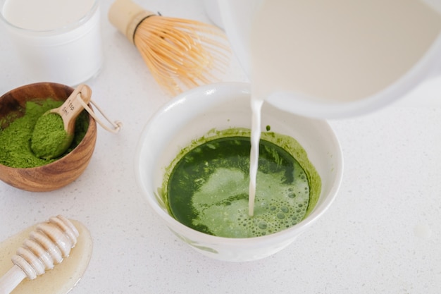 Ingredientes del latte del té verde de Matcha, bebidas de moda saludables