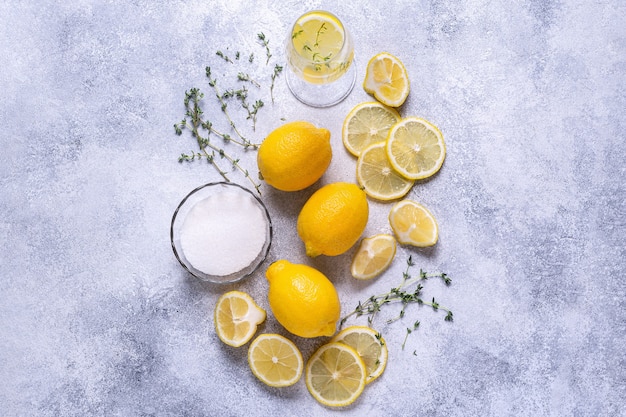 Ingredientes para limonada refrescante, vista superior.