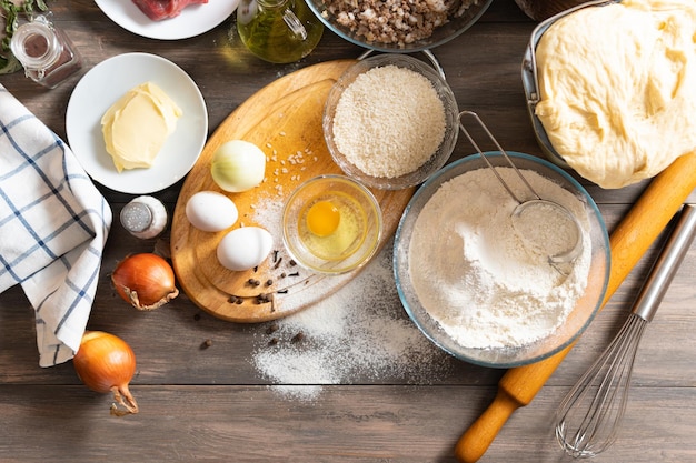 Ingredientes para una magdalena y sobre un fondo de madera oscura Se están preparando pasteles