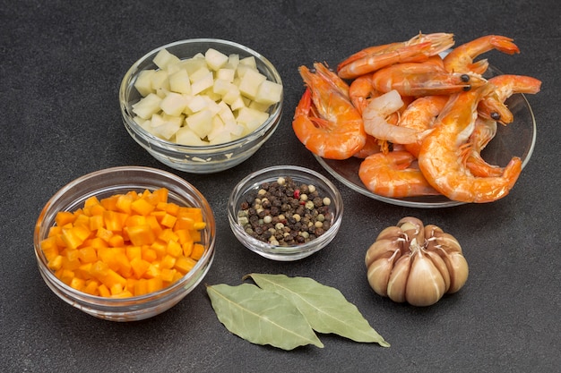 Ingredientes de mariscos y verduras para cocinar el almuerzo.