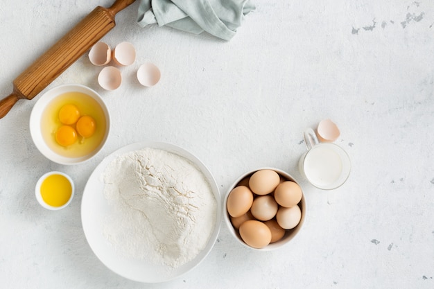 Ingredientes de masa en una vista superior de fondo blanco