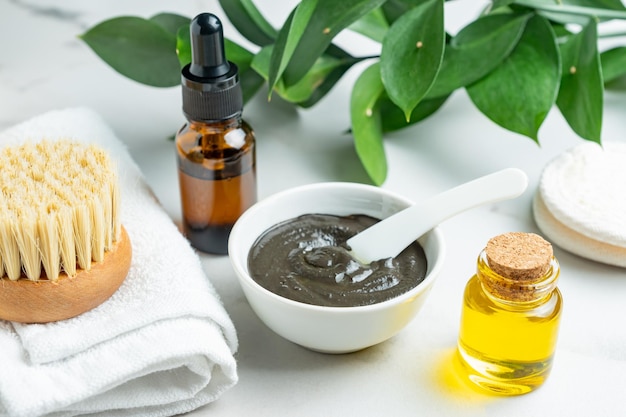 Ingredientes para la mascarilla corporal exfoliante casera, renovación de la piel primaveral y tratamiento de la celulitis, cosmética orgánica hecha a mano, extracto de hierbas de aceite esencial y polvo de arcilla con cepillo de masaje