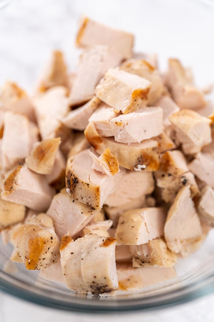 Foto ingredientes medidos em uma tigela de vidro para preparar macarrão alfredo de frango.