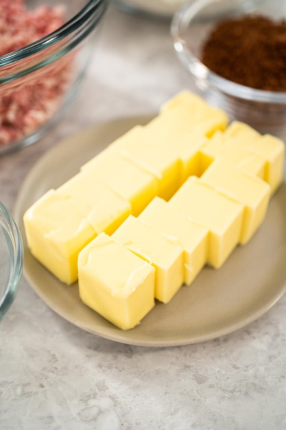 Ingredientes medidos en tazones de vidrio para hornear galletas de chocolate con chips de menta.