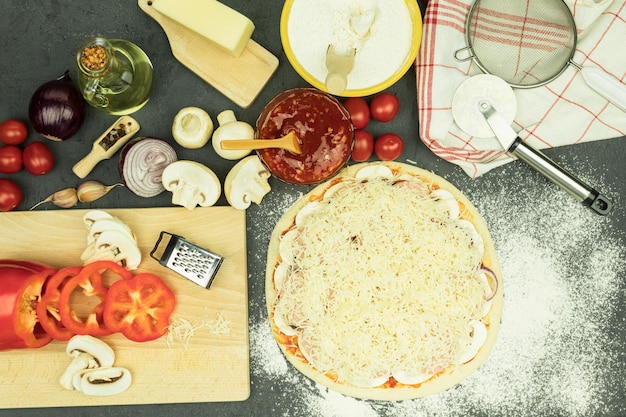 Ingredientes en la mesa para hacer pizza