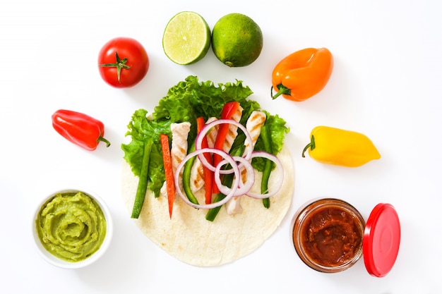 Ingredientes mexicanos fajitas isolados na superfície branca