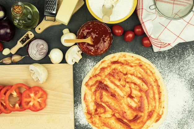 Ingredientes na mesa para fazer pizza