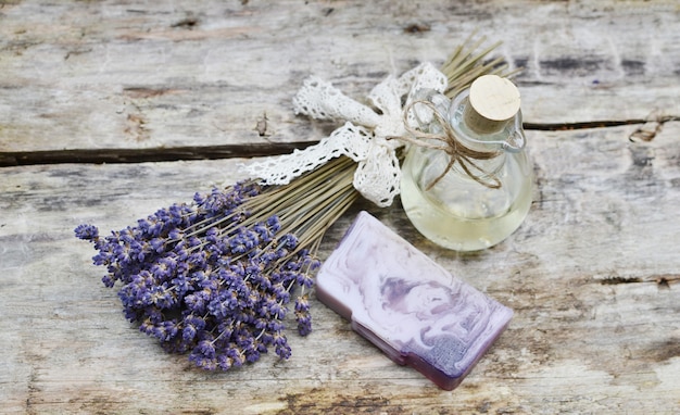 Ingredientes naturales para el concepto de belleza de aceite de jabón de exfoliación corporal de lavanda para el cuerpo casero