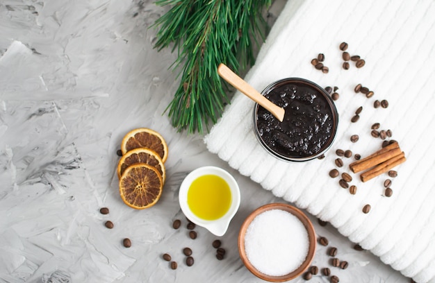 Ingredientes naturales para el cuerpo casero Café Exfoliante de sal Aceite Belleza Concepto SPA Cuidado de la piel del cuerpo