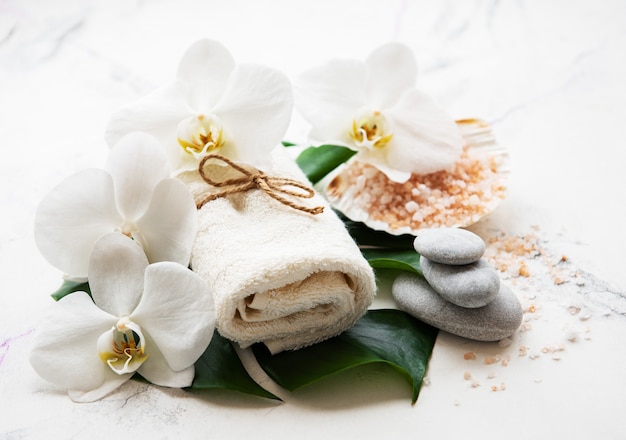 Ingredientes naturales del spa con flores de orquídeas