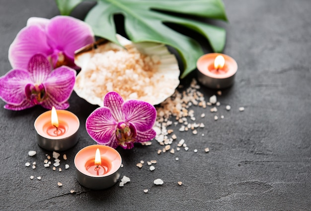 Ingredientes naturales del spa con flores de orquídeas