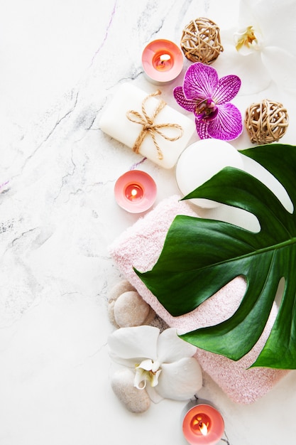 Foto ingredientes naturales del spa con flores de orquídeas