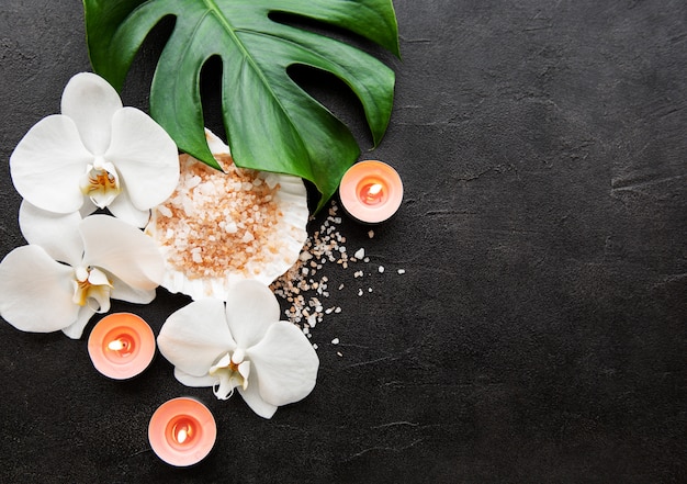 Foto ingredientes naturales del spa con flores de orquídeas