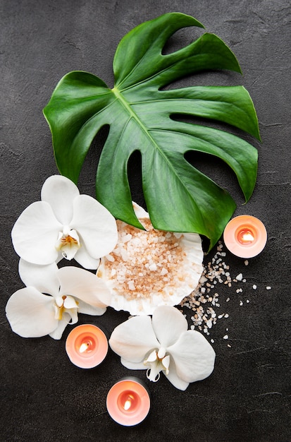 Ingredientes naturales de spa con flores de orquídeas