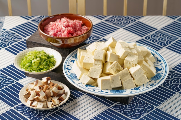 Los ingredientes necesarios para el plato clásico de Sichuan tofu con salsa de champiñones y carne