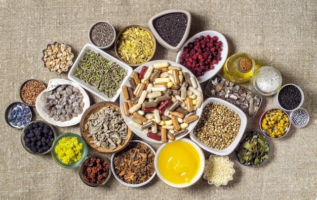 Ingredientes orgánicos a base de hierbas y minerales y suplementos dietéticos en cápsulas. Vitaminas y bioaditivos