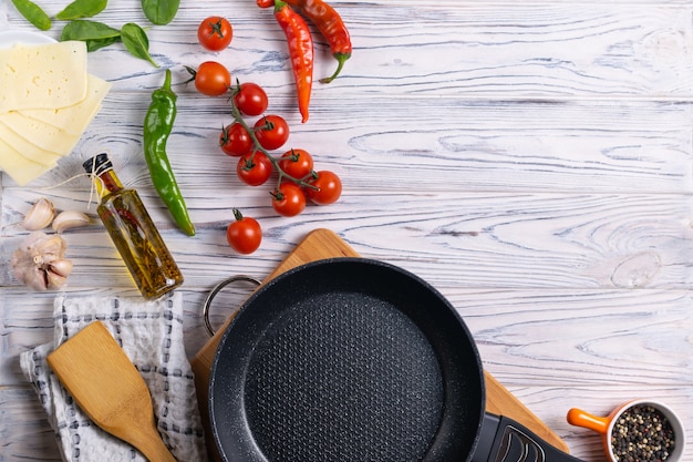 Ingredientes orgánicos frescos en la mesa de madera