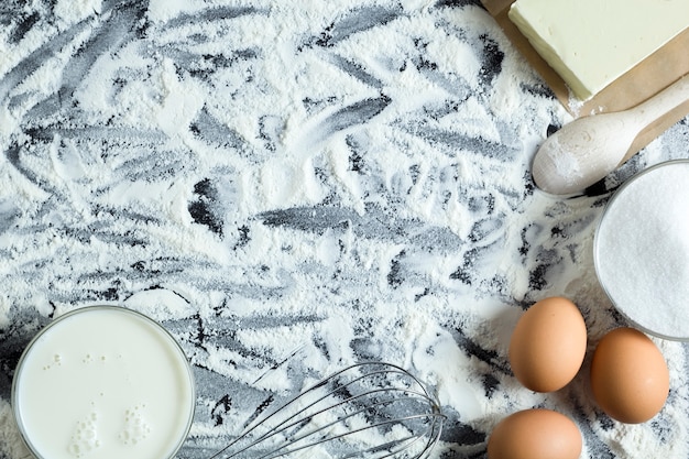 Ingredientes de panadería - harina, huevos, mantequilla, azúcar en la mesa de la cocina.