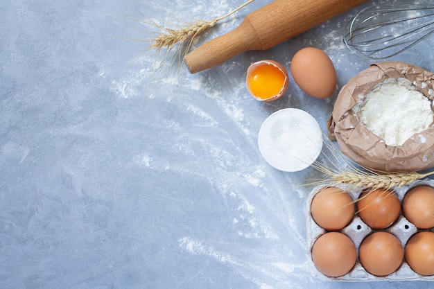 Ingredientes de panadería harina en polvo sobre fondo de piedra desde arriba