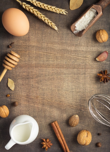 Ingredientes de panadería sobre fondo de madera