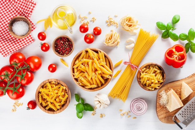 Ingredientes para a cozinha italiana plana leigos, macarrão espaguete penne fusilli óleo de tomate legumes