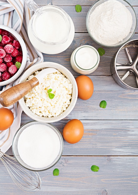 Ingredientes para a preparação de caçarola de queijo cottage com cerejas. saboroso café da manhã. vista do topo