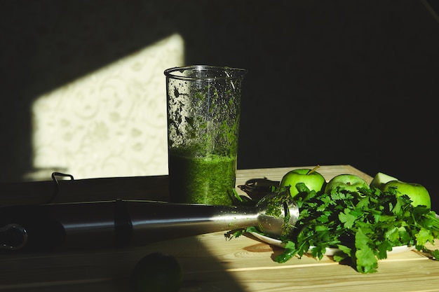 Ingredientes para a preparação de smoothie de desintoxicação verde com liquidificador, culinária saudável smoothie com espinafre de frutas e verduras frescas. Conceito de desintoxicação de estilo de vida. Bebidas veganas.