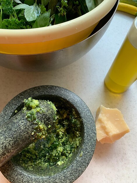 Foto ingredientes para a preparação do pesto de manjericão, do queijo parmesão e do pesto