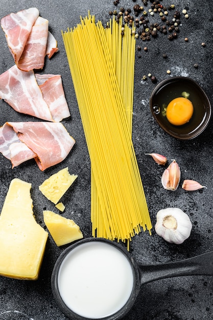 Ingredientes para a tradicional massa italiana carbonara