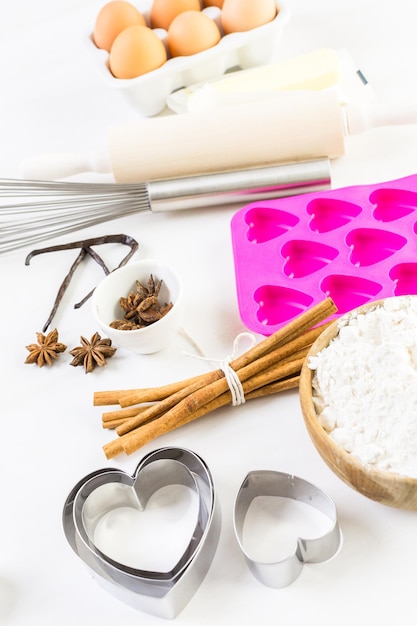 Ingredientes para assar biscoitos de açúcar para o dia dos namorados.