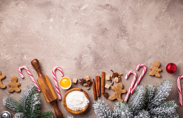 Ingredientes para assar biscoitos de Natal em fundo marrom
