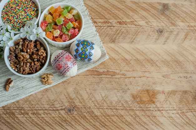 Ingredientes para assar bolo de páscoa em fundo de madeira