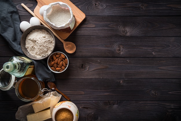 Ingredientes para assar em uma mesa de madeira