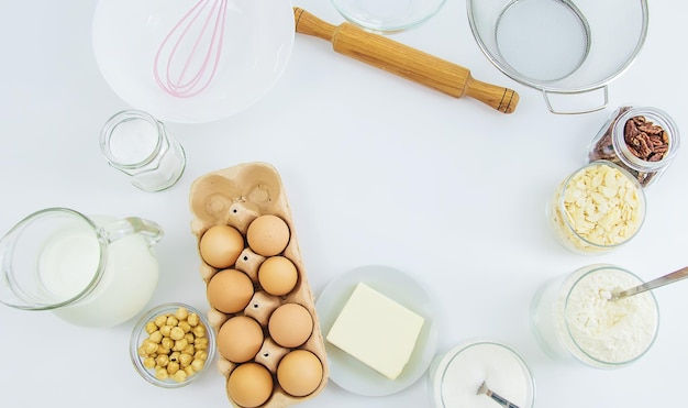 Ingredientes para assar na mesa na cozinha Foco seletivo Alimentos