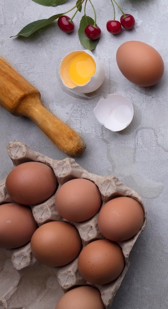 Ingredientes para assar ovos bagas de rolo em um fundo cinza