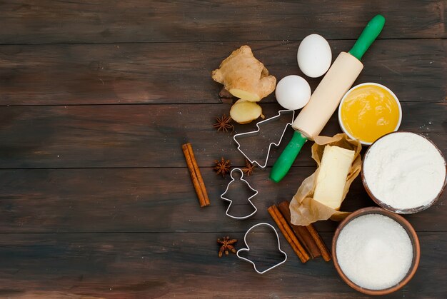 Ingredientes para assar pão de gengibre em uma mesa escura