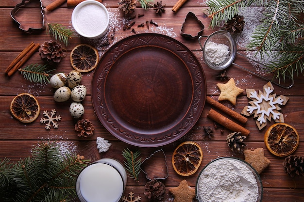 Ingredientes para biscoitos de Natal em fundo de madeira