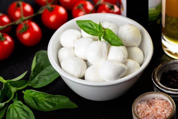 ingredientes para bolinhos de mussarela de salada caprese