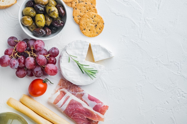 Ingredientes para comida mediterrânea, queijo de carne, conjunto de ervas, mesa branca, postura plana