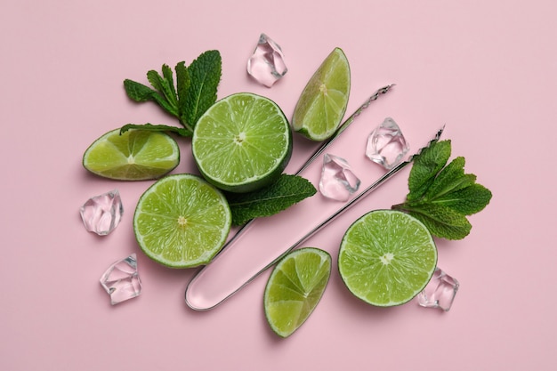 Ingredientes para coquetel de mojito em fundo rosa