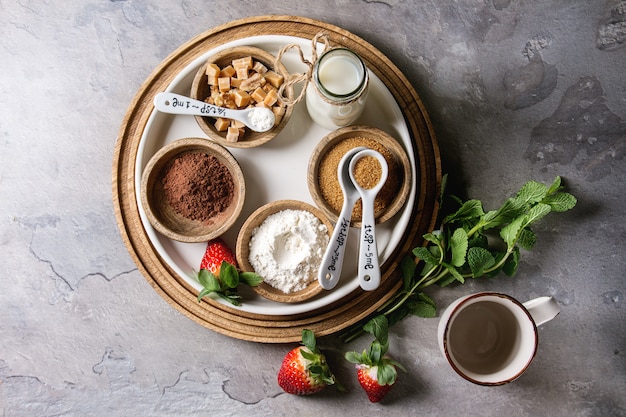 Ingredientes para cozinhar bolo de caneca