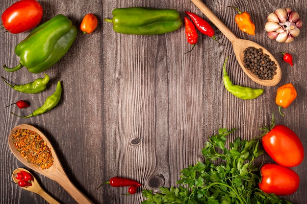 Ingredientes para cozinhar com tomate, pimentão diverso, alho e pimentão verde.